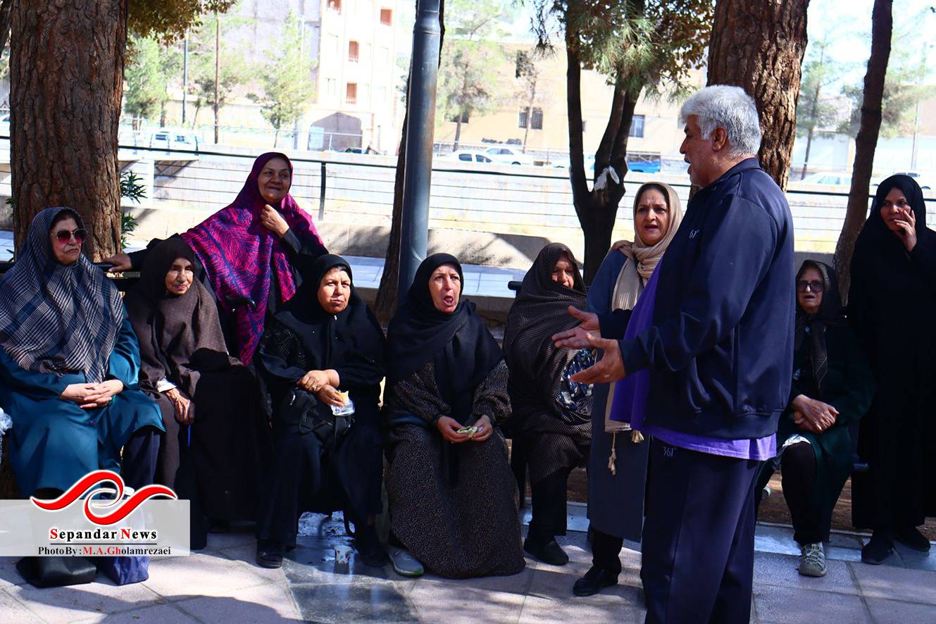 برگزاری همایش پیادهروی و بازیهای تعادلی سالمندان در رفسنجان به مناسبت هفته تربیت بدنی