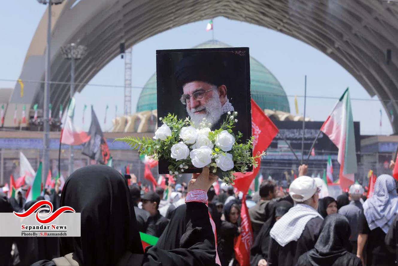 عکس سعیده بازمانده مراسم بدرقه آقای شهید ایران 14تیرماه 1405