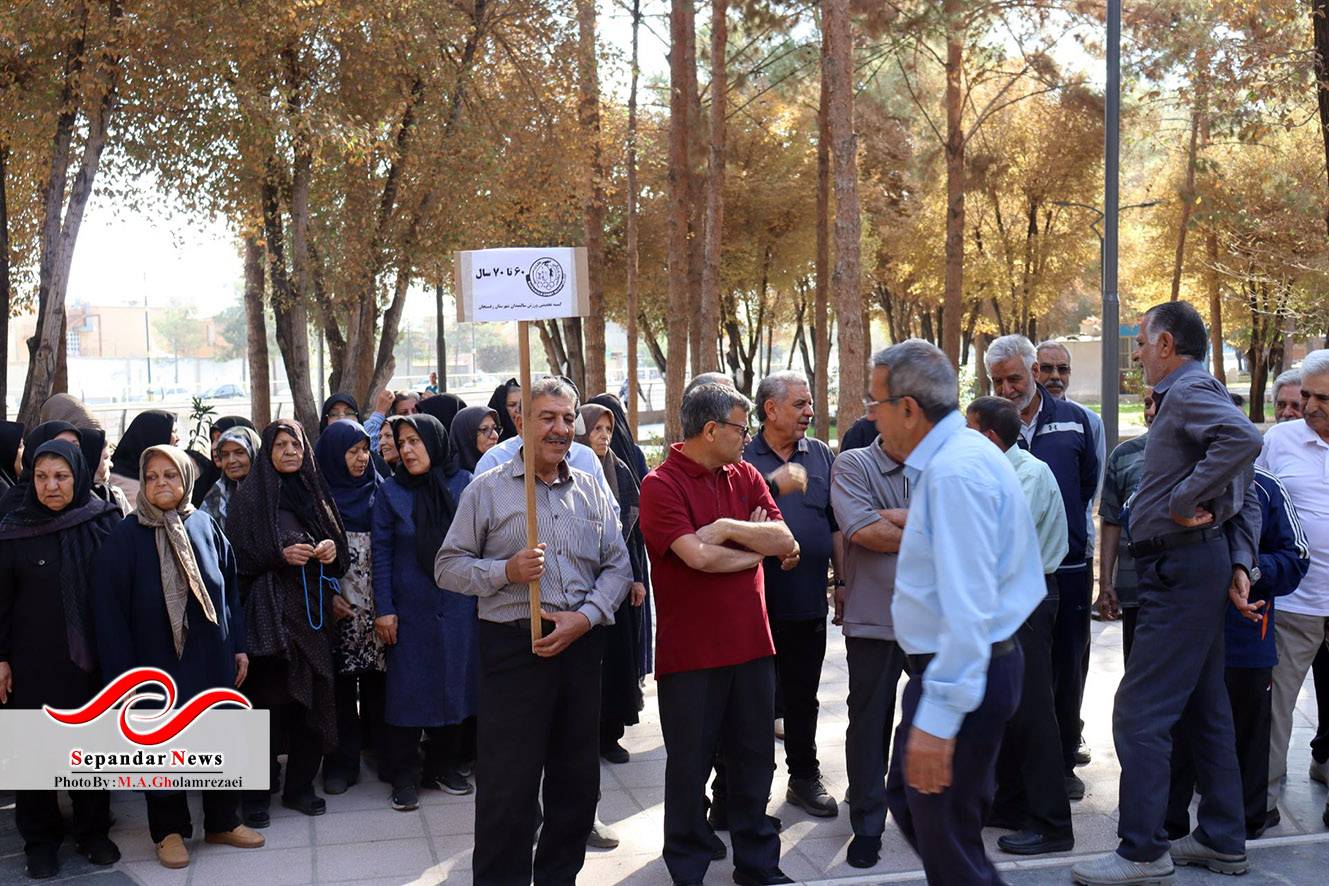 برگزاری همایش پیادهروی و بازیهای تعادلی سالمندان در رفسنجان به مناسبت هفته تربیت بدنی