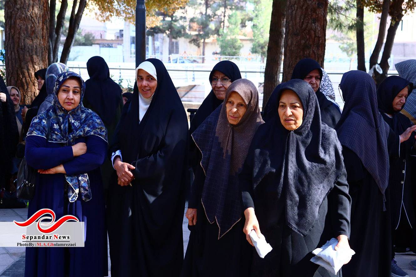 برگزاری همایش پیادهروی و بازیهای تعادلی سالمندان در رفسنجان به مناسبت هفته تربیت بدنی
