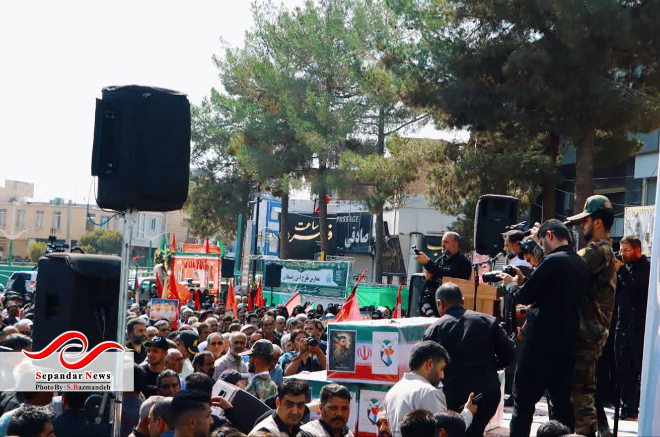 خداحافظ رفیق ...
گزارش تصویری مراسم وداع و تشییع شهدای رفسنجانی آسایشگاه ارتش منطقه بمپور
در قاب دوربین سعیده بازمانده