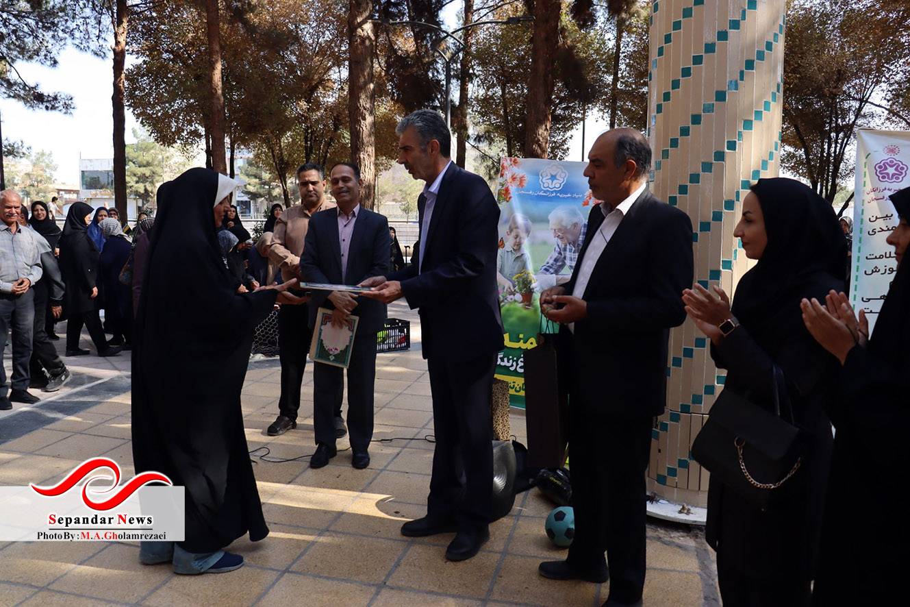 برگزاری همایش پیادهروی و بازیهای تعادلی سالمندان در رفسنجان به مناسبت هفته تربیت بدنی