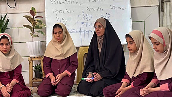 معلمی که خانه اش را مدرسه کرد