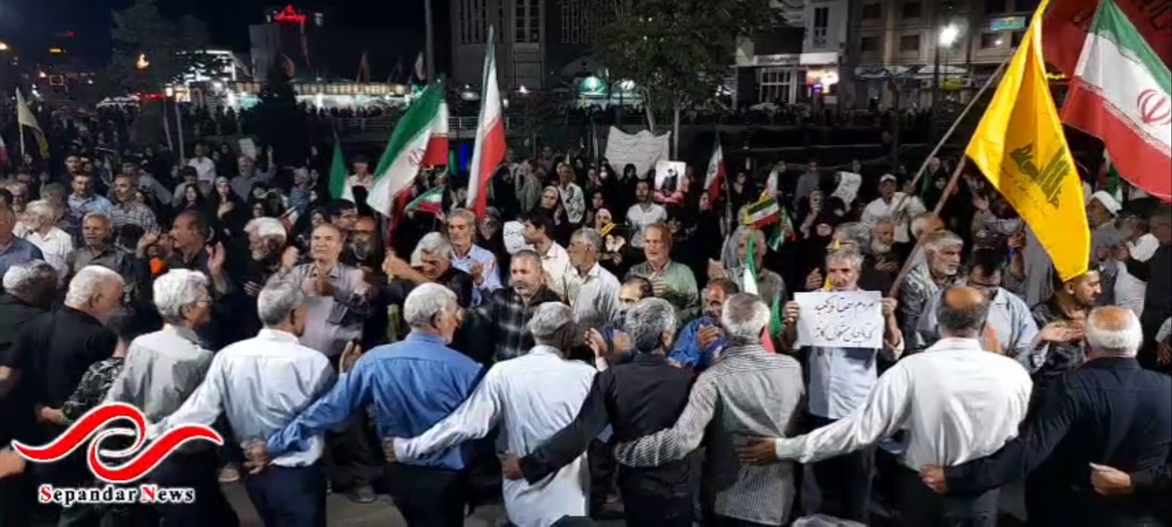 طنین انداز شدن نوای یاحسین (ع) در صد و ششمین قرار شبانه مردم رفسنجان در میدان شهید سلیمانی