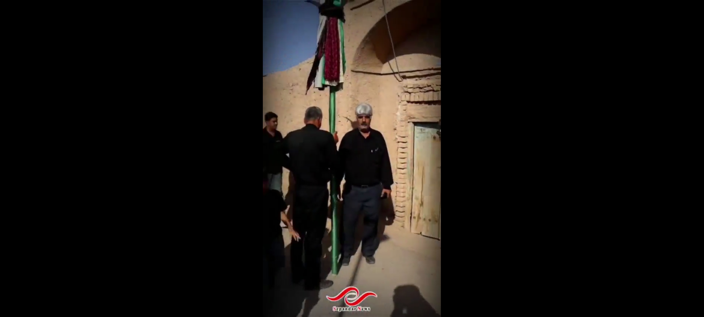 گزارش تصویری مراسم سنتی علم گردانی روز تاسوعا روستای باقرآباد نوق کلیپ : محمد امین غلامرضایی