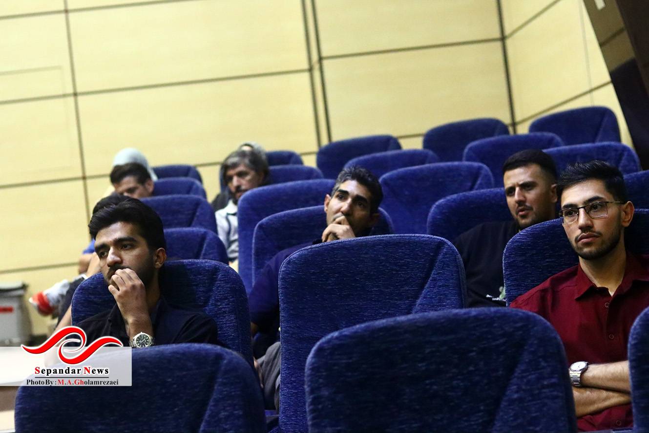 نشست «نیم‌نگاهی به عکاسی مستند معاصر» در رفسنجان برگزار شد
