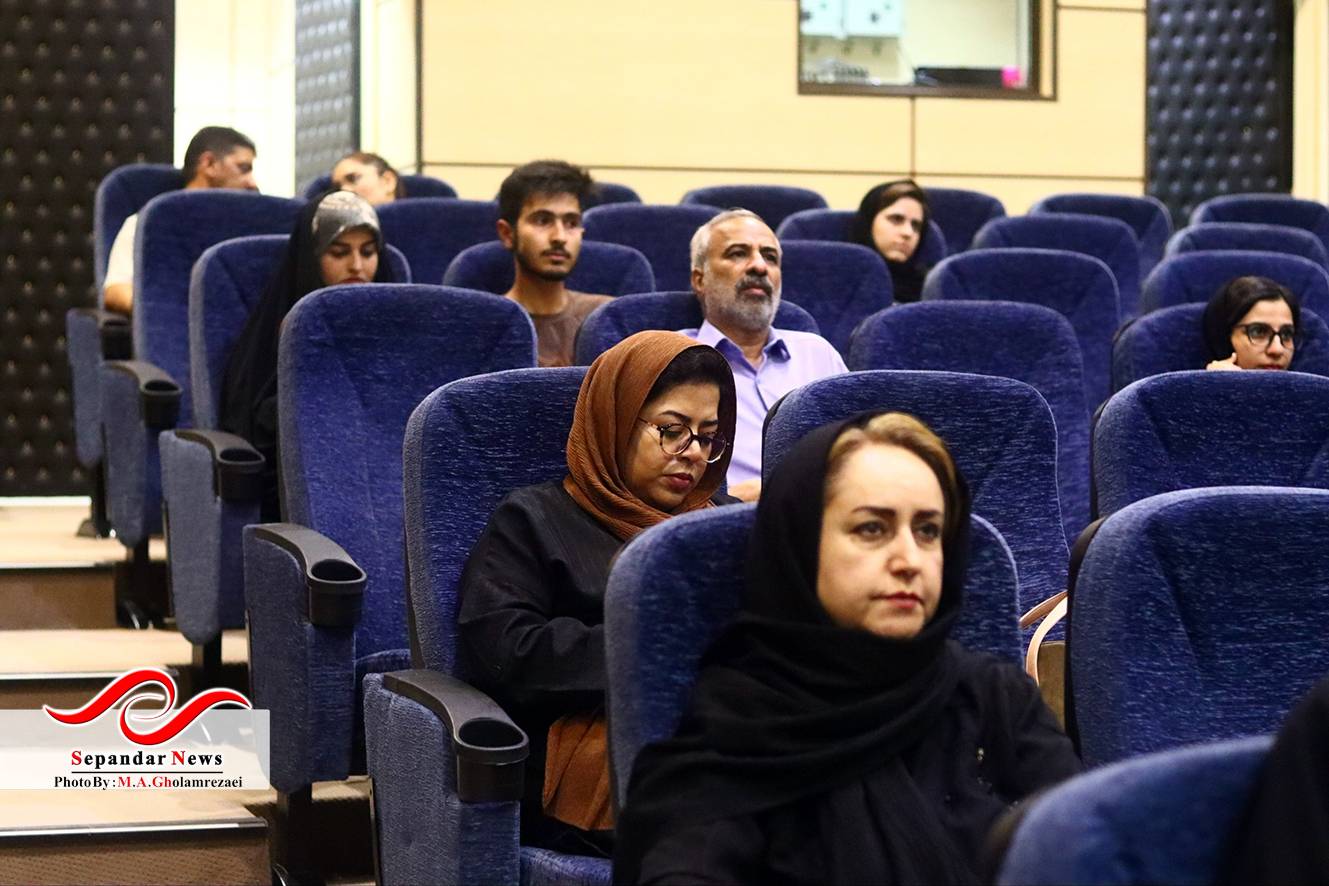 نشست «نیم‌نگاهی به عکاسی مستند معاصر» در رفسنجان برگزار شد