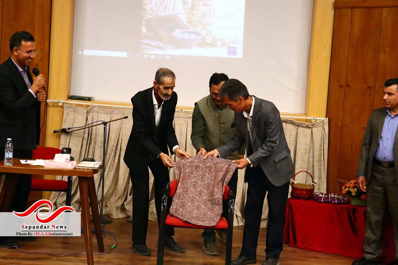 ارغوان جامِ عقیقی به سمن خواهد داد