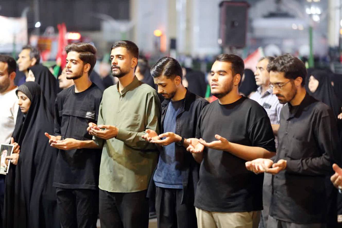 و باری دیگر از صمیم قلبشان با رهبر معظم انقلاب اسلامی بیعت نمودند